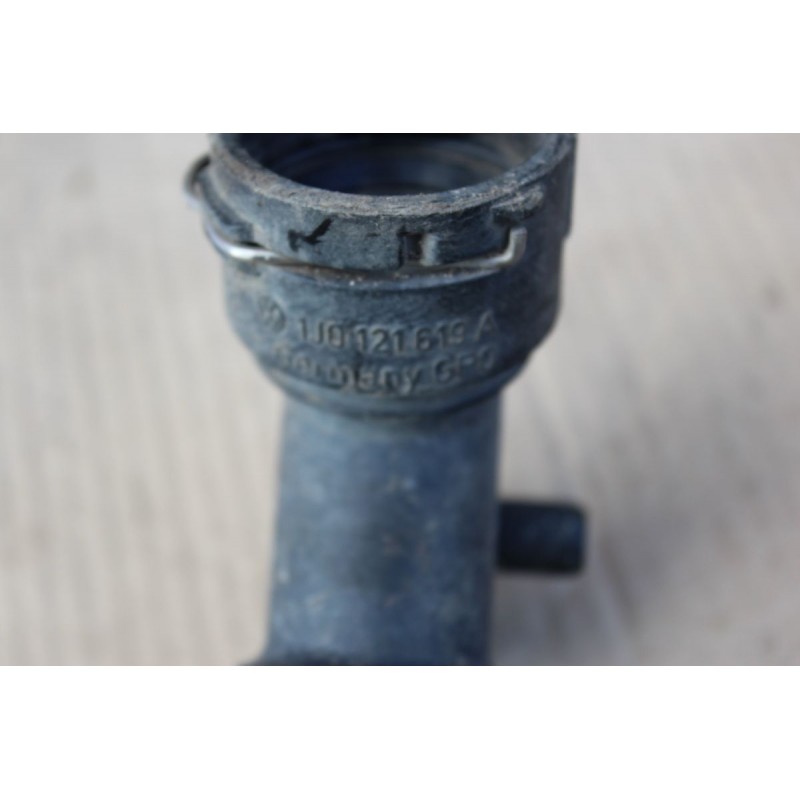 Патрубок системы охлаждения Volkswagen Bora 1j0121619a