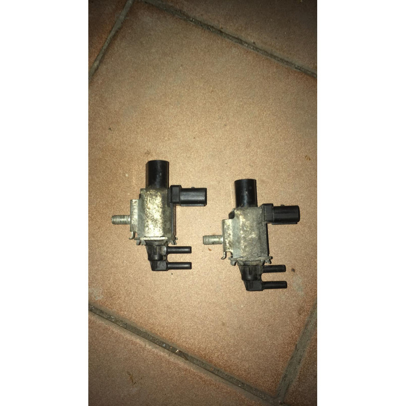 Клапан EGR Ford та Mazda, оригінальний, стан б/в, фото в розборці, на фото два клапани