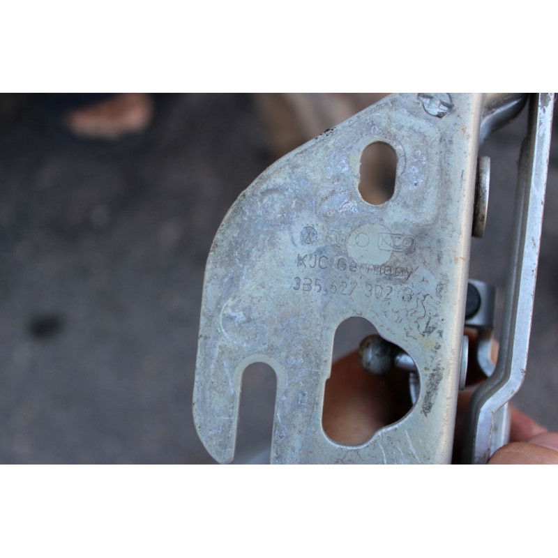 Петля крышки багажника 3B5827302B Volkswagen Passat B5 2001-2005 (б/у) 