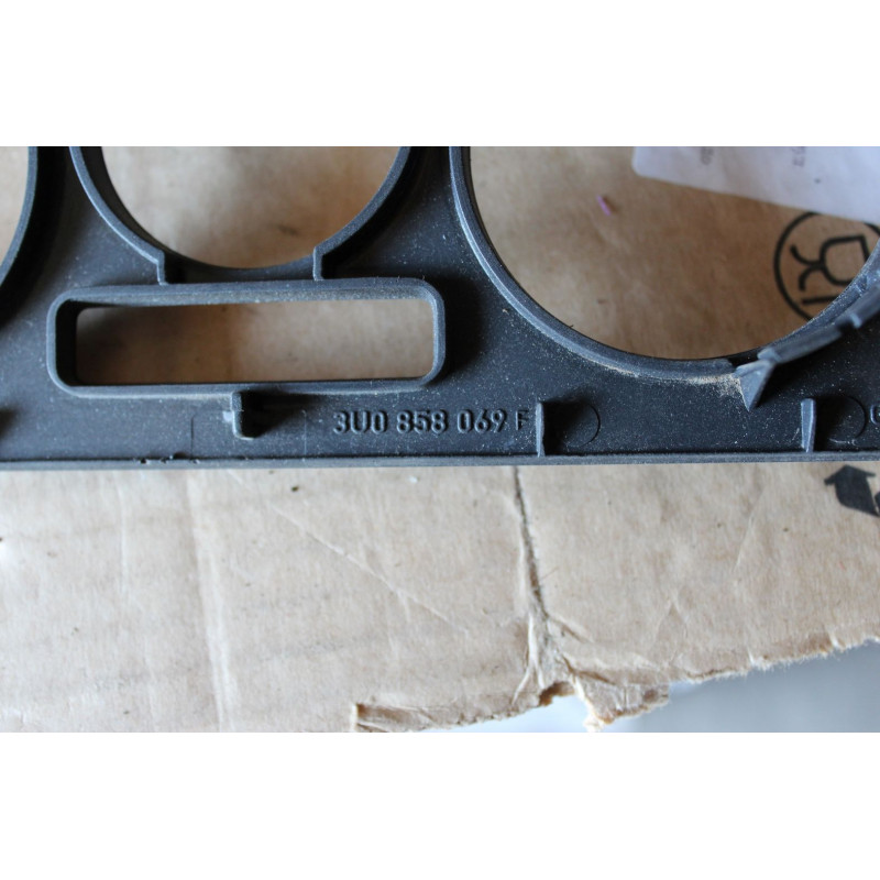 Рамка панели переключателей в салон Volkswagen Passat b5 3u0858069f (б/у)