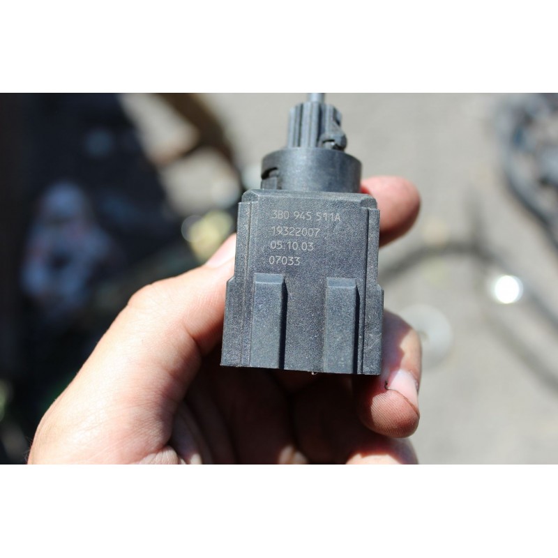 Датчик выключения стоп сигнала 3b0945511a Volkswagen Passat b5 (б/у)