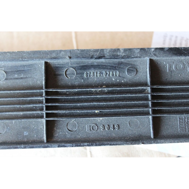 Накладка декоративная черная 6791602010 Toyota Corolla 02-07 (б/у)